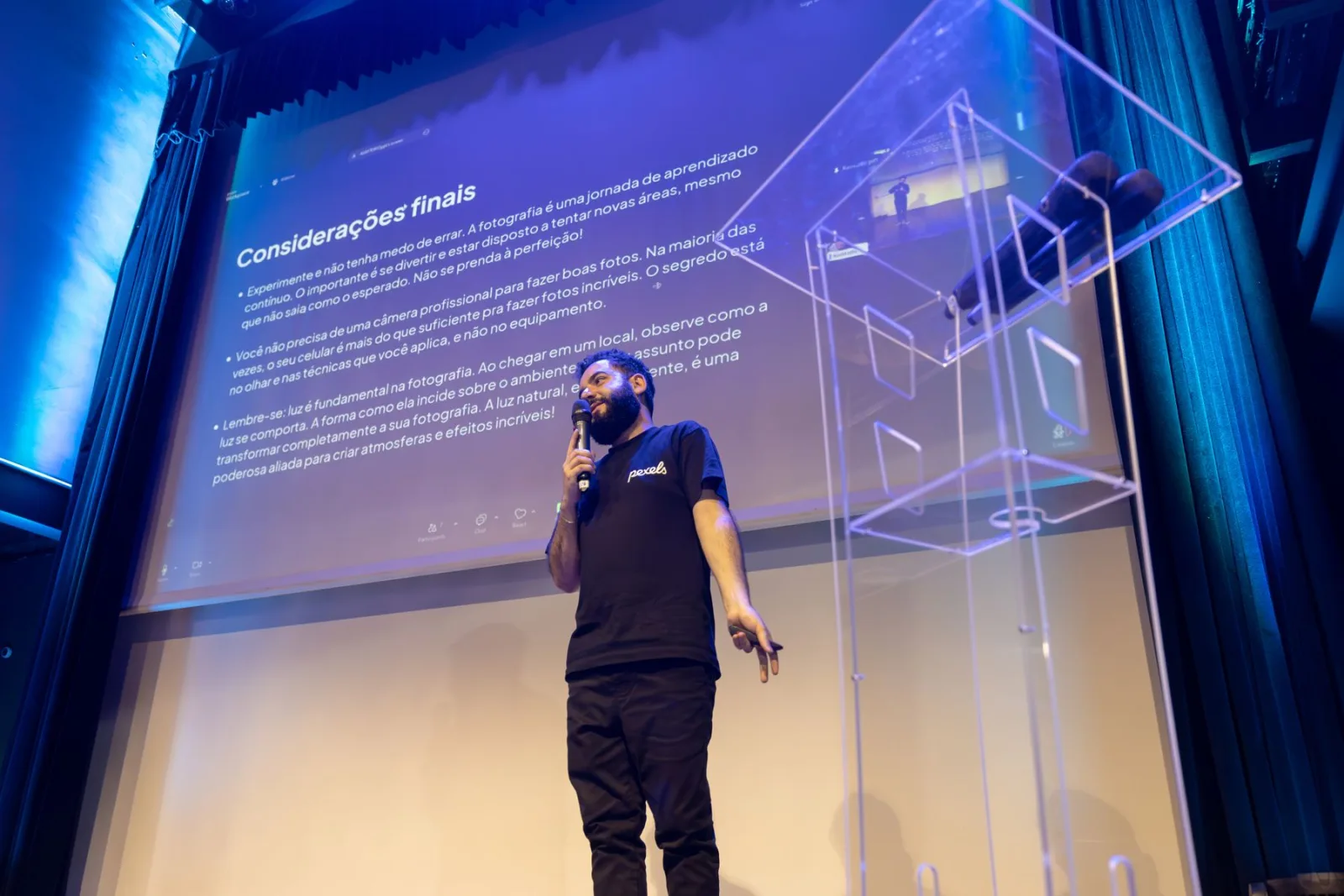 Panggung corporate event dengan presentasi dan tata cahaya