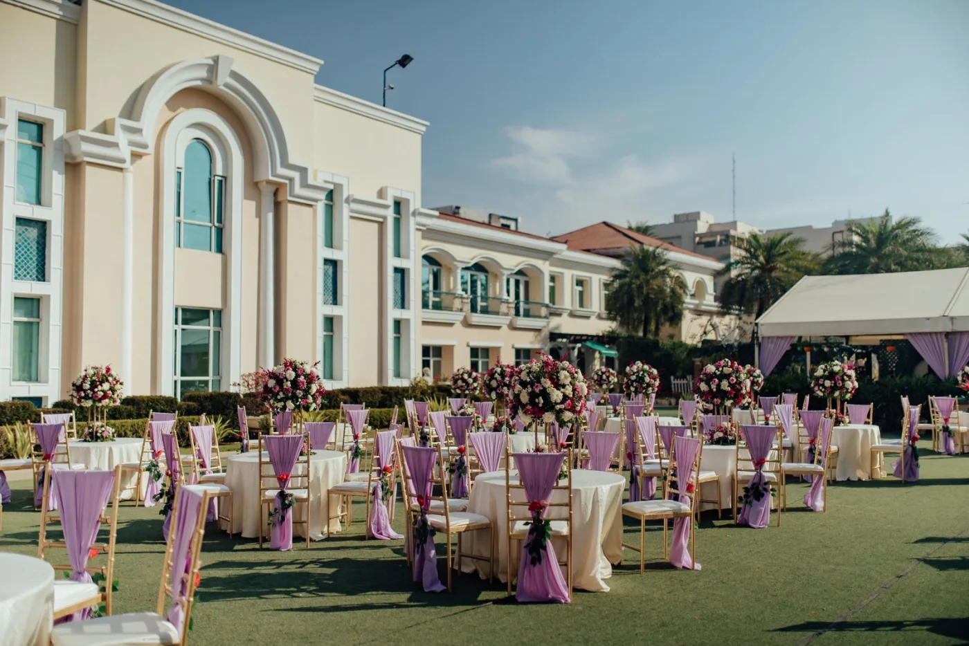 Venue wedding outdoor dengan meja tamu dan dekorasi floral
