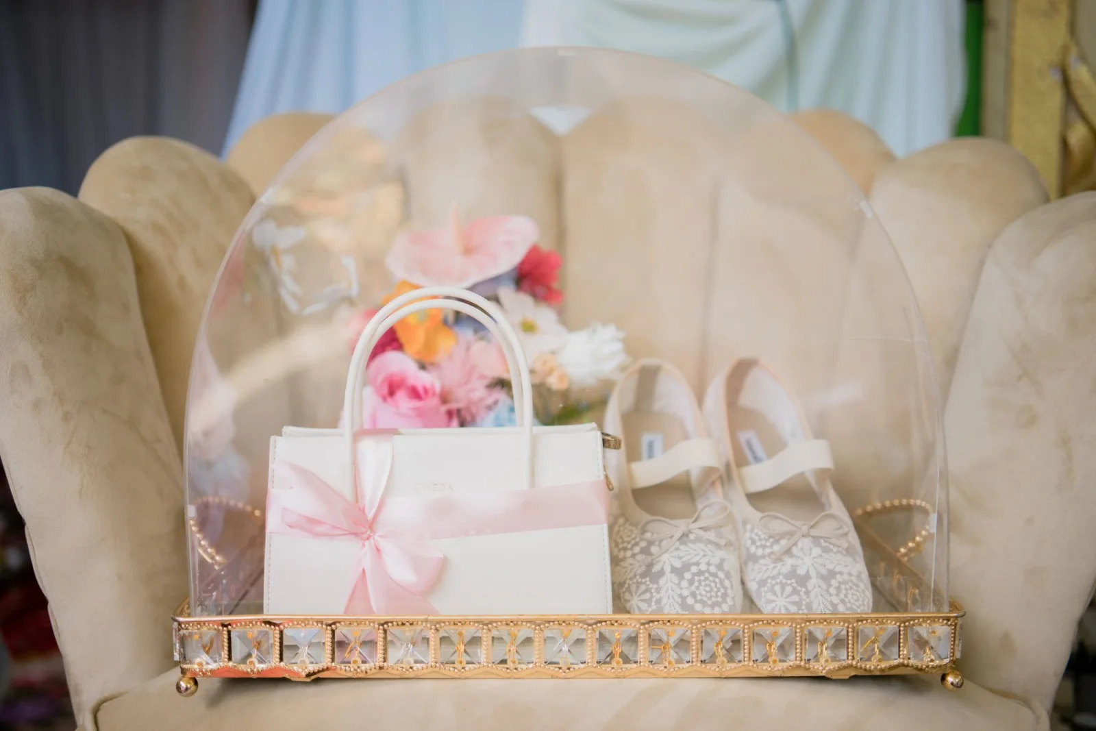 Table setting acara intim dengan dekorasi hangat dan elegan
