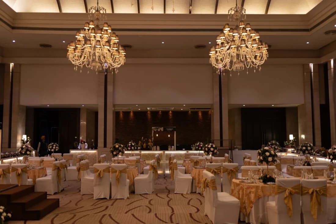 Ballroom wedding mewah dengan chandelier dan tata ruang elegan