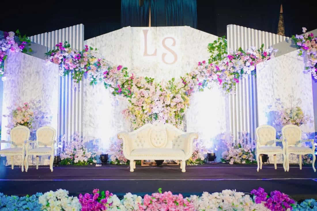 Inspirasi pelaminan wedding modern dengan dekorasi floral