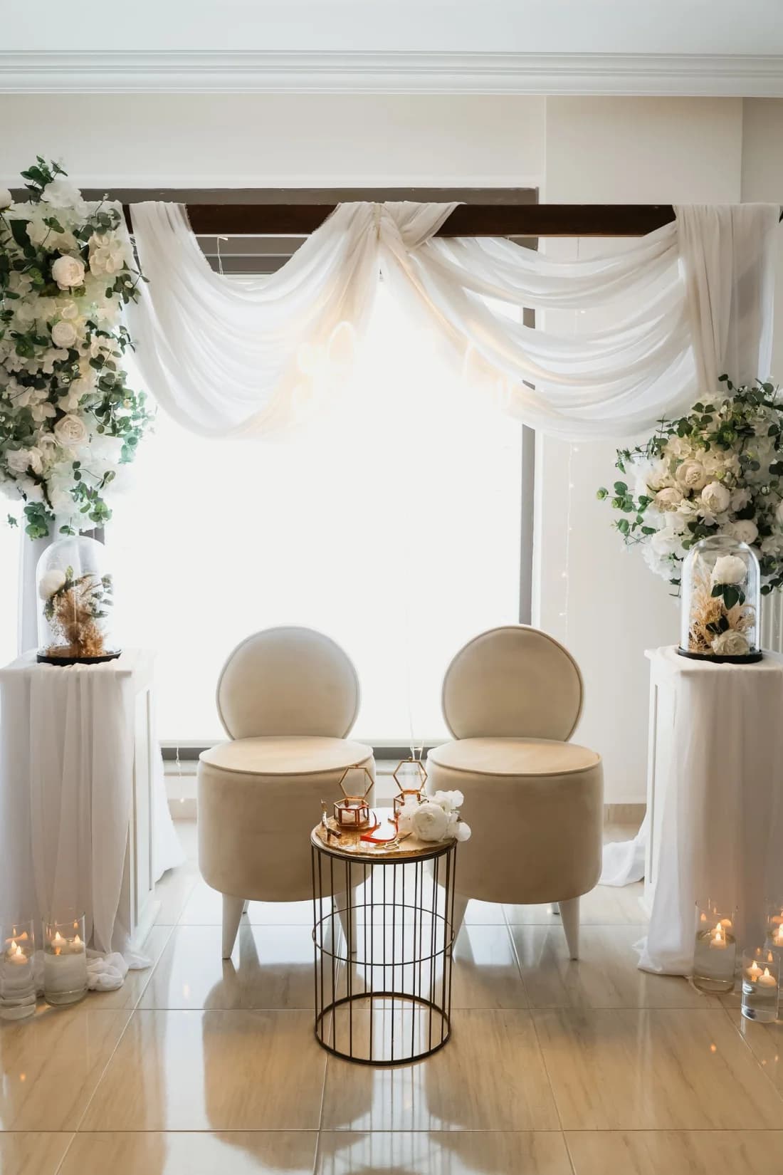 Pelaminan intimate dengan bunga putih dan pencahayaan hangat