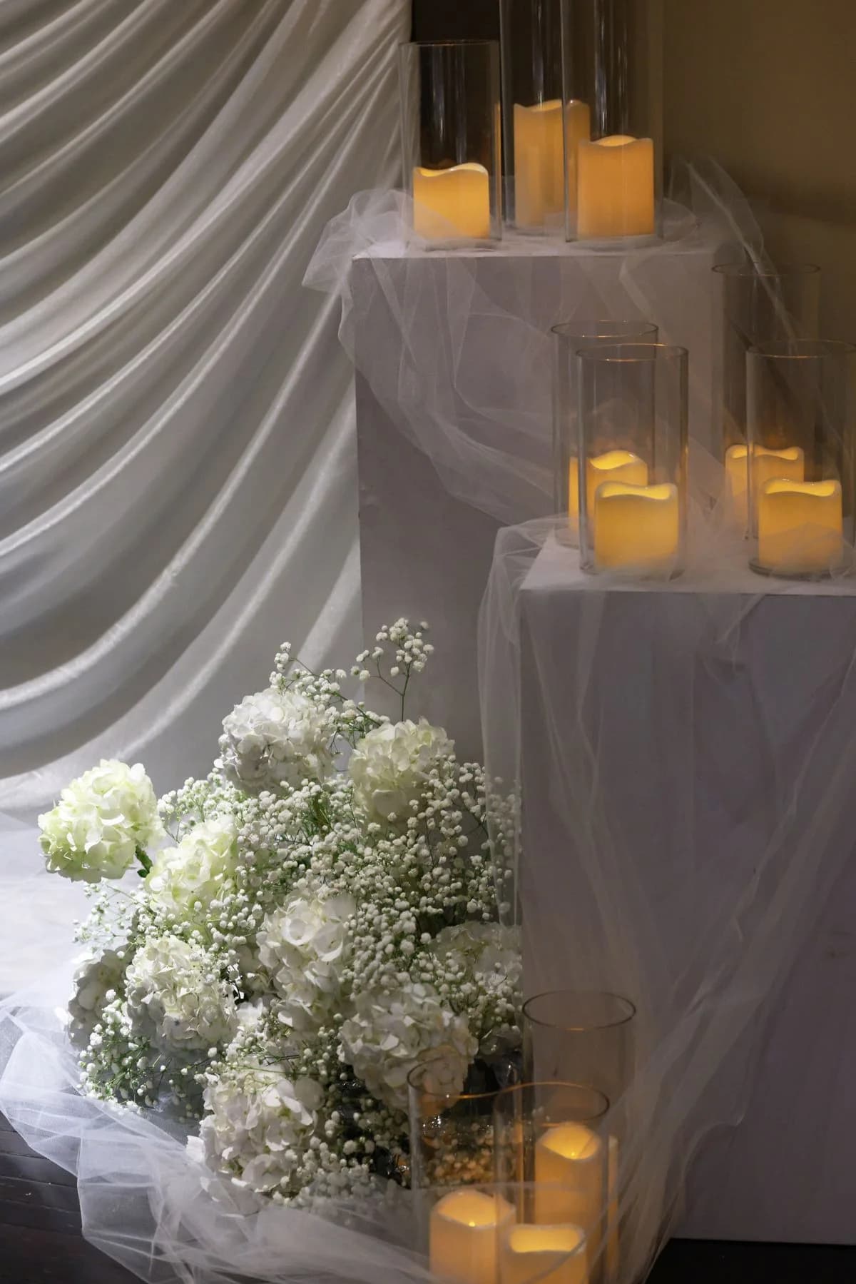 Detail dekorasi bunga putih dan candle untuk wedding