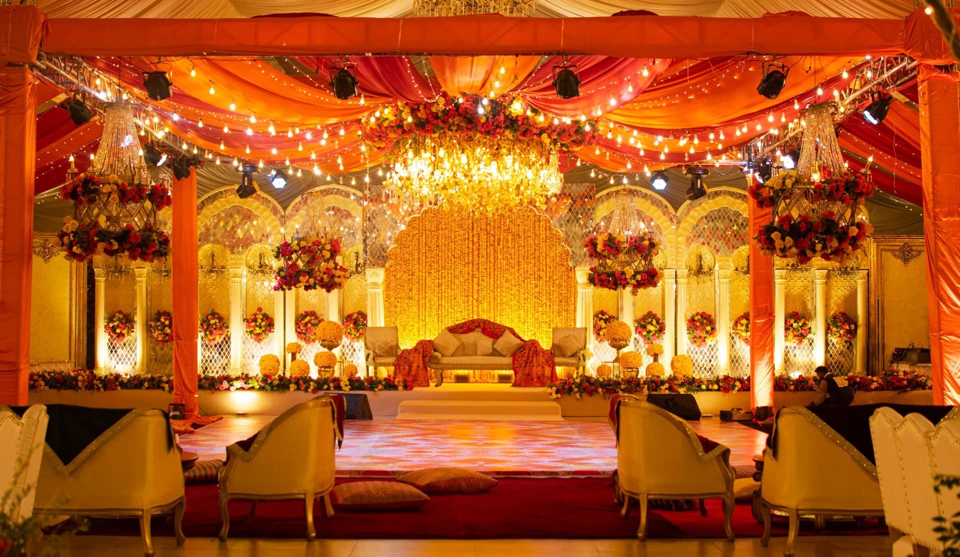 Venue wedding mewah dengan chandelier dan pencahayaan hangat