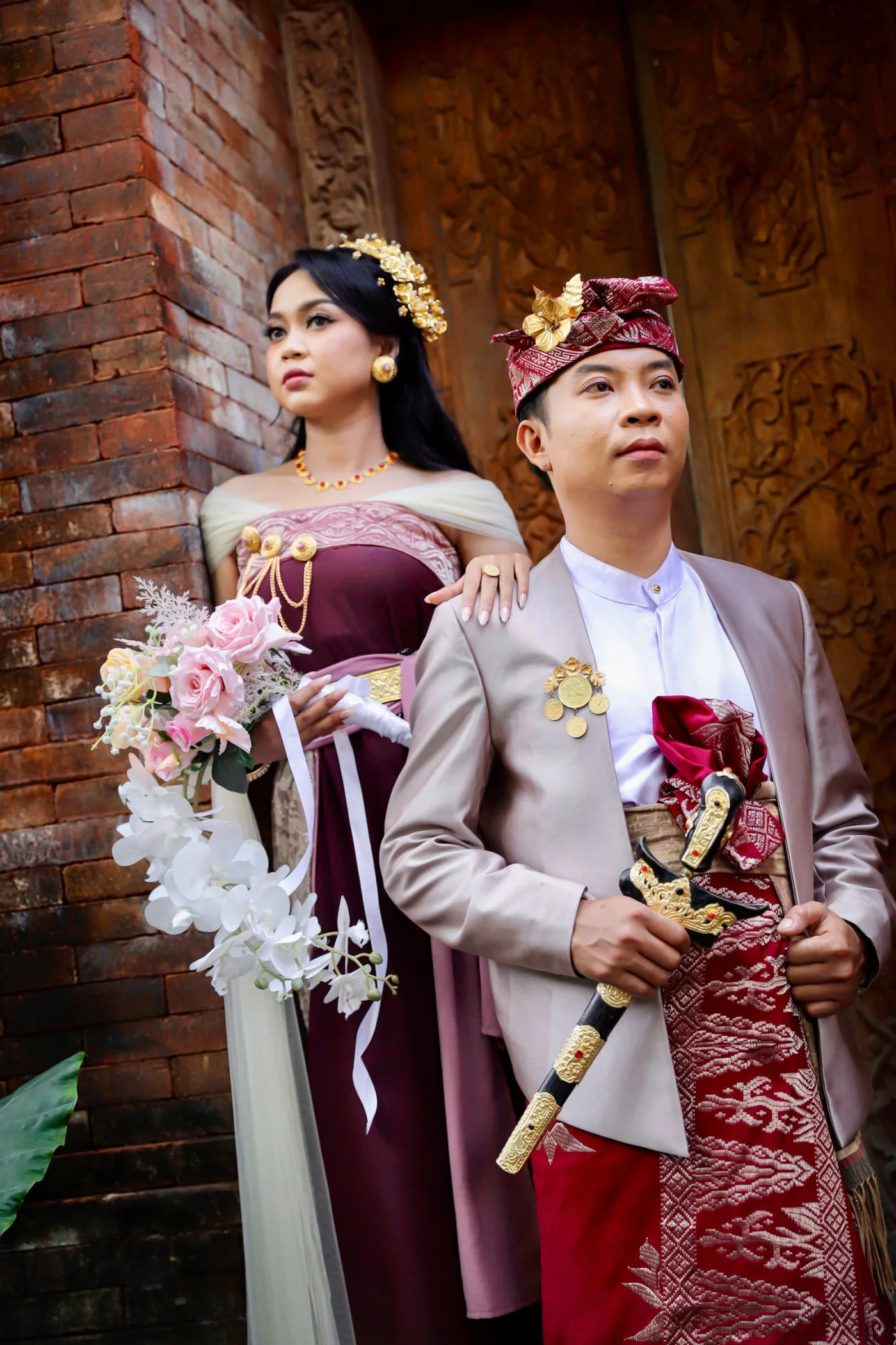 Pasangan dalam busana wedding tradisional Bali di Indonesia