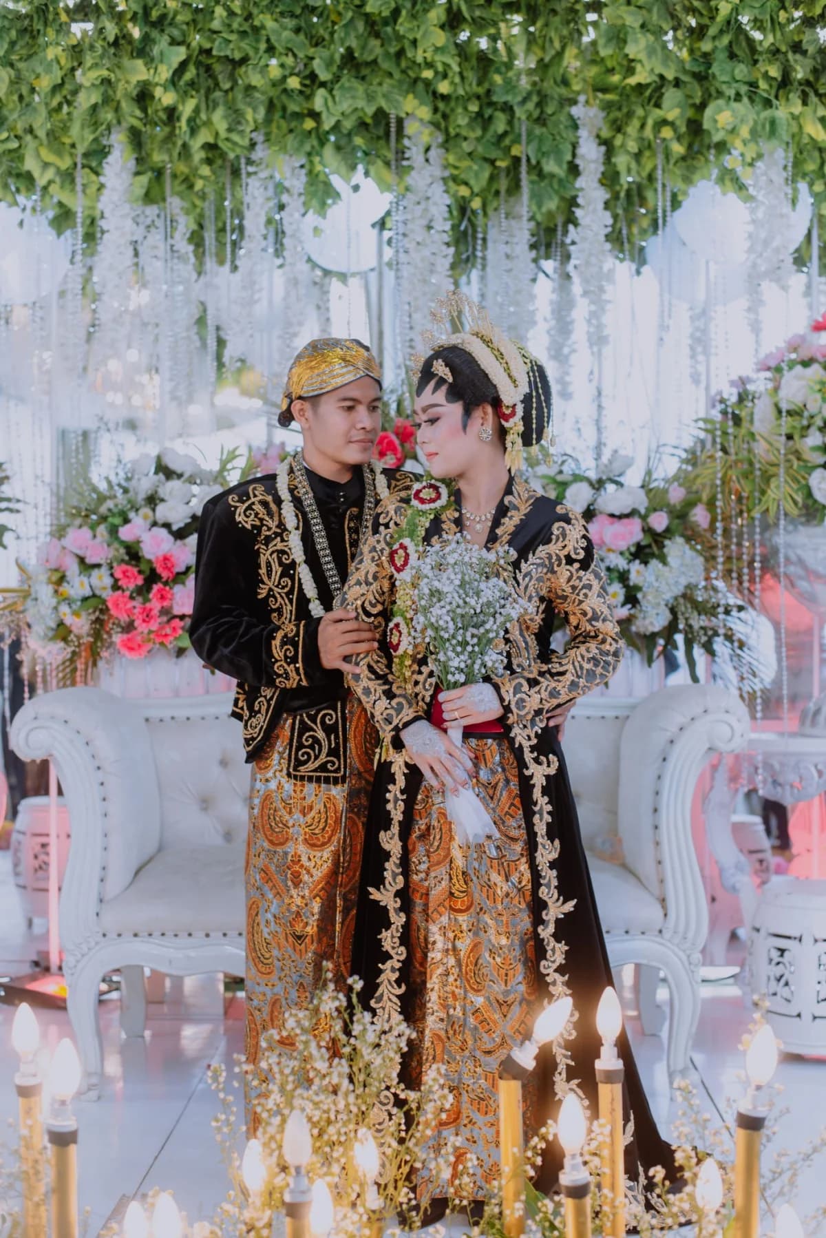 Pasangan pengantin dengan busana adat Jawa untuk inspirasi wedding modern