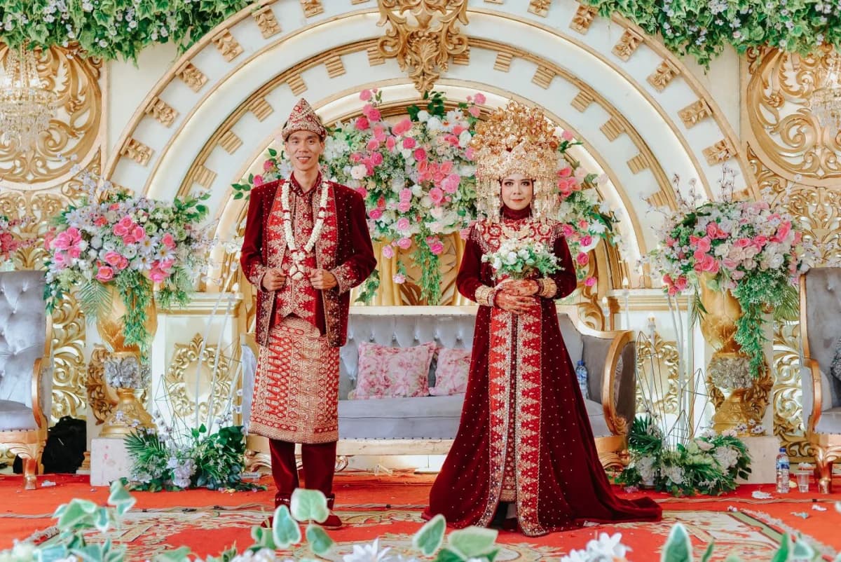 Pasangan pengantin dengan busana adat Minangkabau untuk inspirasi wedding modern