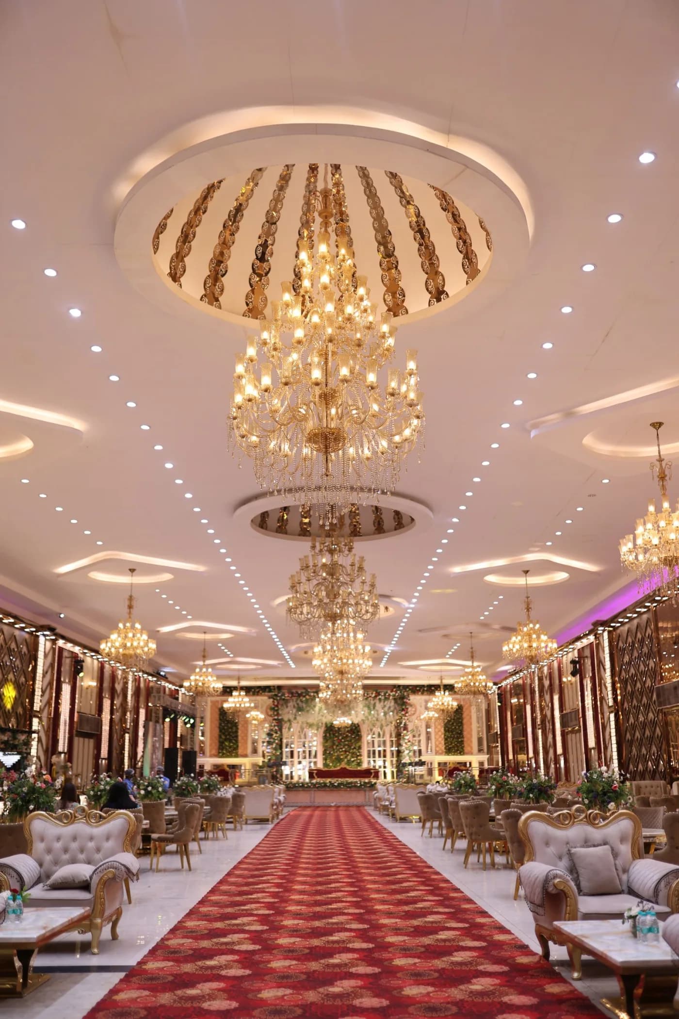 Grand ballroom wedding dengan chandelier dan dekorasi mewah