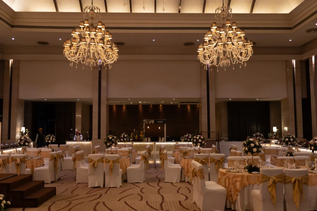 Elegant ballroom wedding dengan chandelier dan dekorasi premium